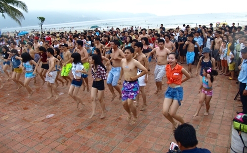 Nếu gia đình lãnh đạo thành phố cũng mặc bikini...