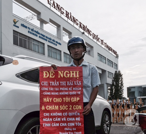 Vợ mang con đi, chồng đứng ở sân bay, cầm bảng đòi cho gặp con
