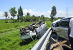 Ôtô 7 chỗ tông xe tải lật ngửa trên cao tốc Trung Lương