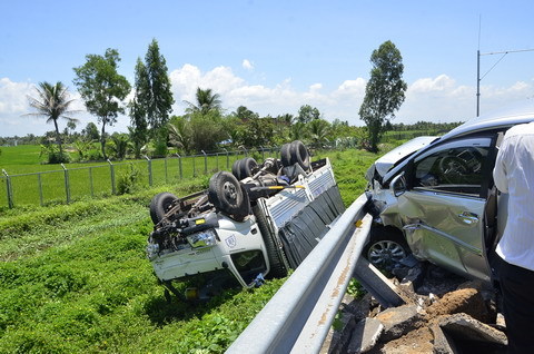 Ôtô 7 chỗ tông xe tải lật ngửa trên cao tốc Trung Lương