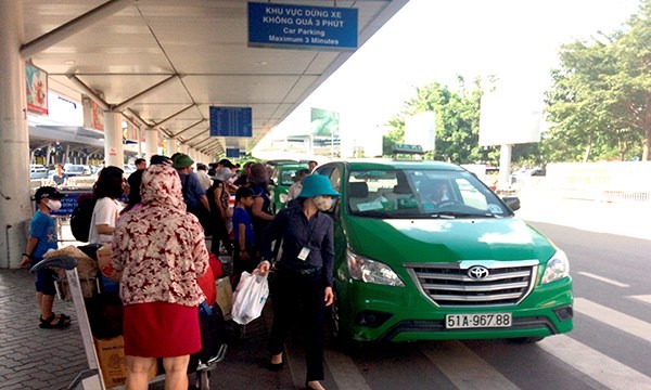 Hành khách đi máy bay khốn khổ bởi taxi ở sân bay Tân Sơn Nhất