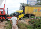 Tàu hỏa hất văng container, đường sắt tê liệt nhiều giờ