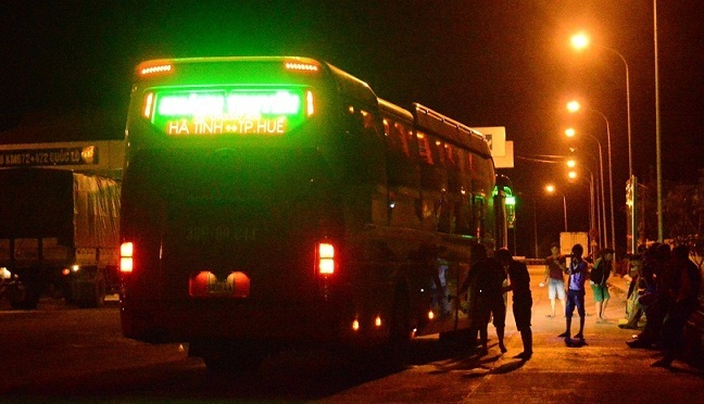 “Nhồi nhét” 68 khách trên xe 43 chỗ