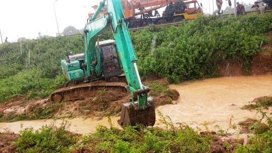 Xe máy lao thẳng vào ô tô, 4 thanh niên chết thảm