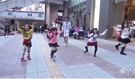 Tan chảy với màn cầu hôn bằng flashmob của chàng trai Nhật