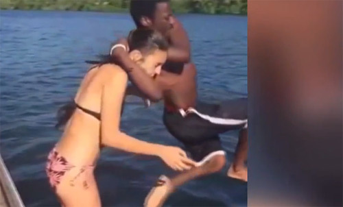 Thiếu nữ bị bạn trai 'túm cổ' lao xuống biển