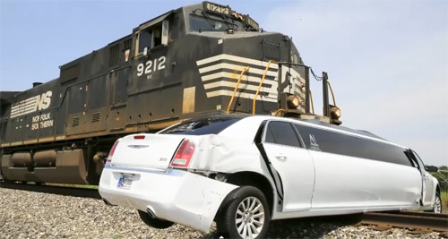 Siêu xe Limousine bị tàu hoả kéo lê hàng trăm mét