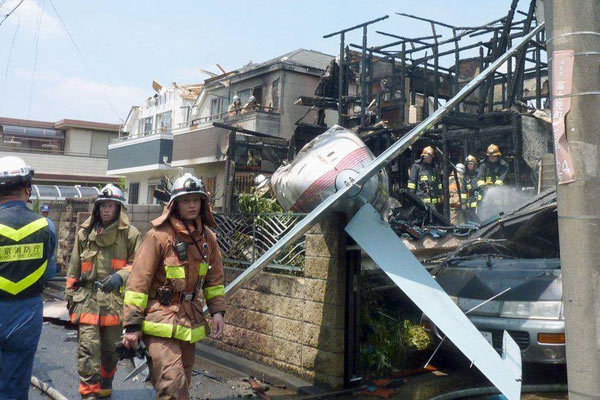 Nhật: Máy bay lao vào nhà dân, 3 người chết