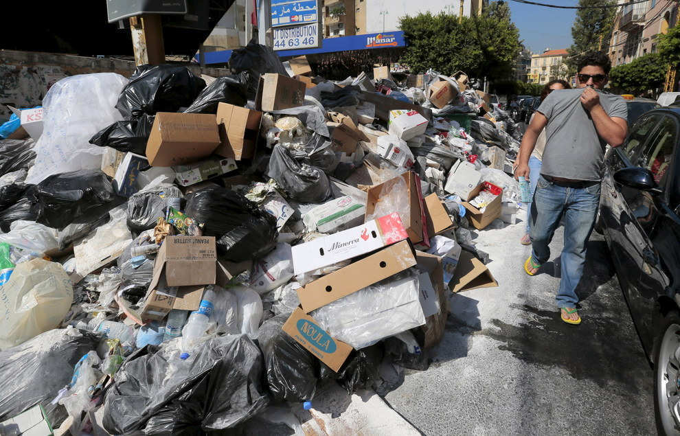 Chính quyền cãi nhau, thủ đô ngập ngụa rác thải