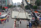 Hà Nội: Cảnh nhấc bổng xe tải mắc kẹt trên cầu vượt