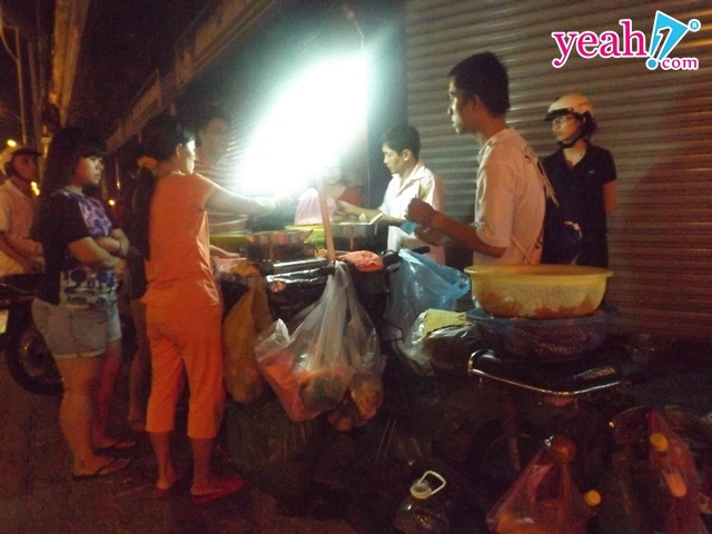 Sức hút lạ kỳ của xe ốc 'take away' siêu đông khách ở Sài Gòn