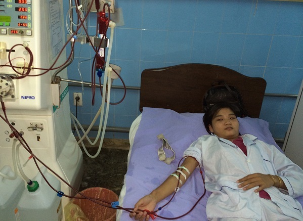 Bố hiến thận cứu con nhưng bất lực vì chi phí phẫu thuật quá cao