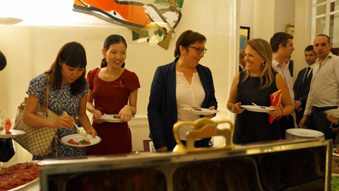 Khi bộ trưởng mang thịt bò 'xách tay' đi tiếp thị