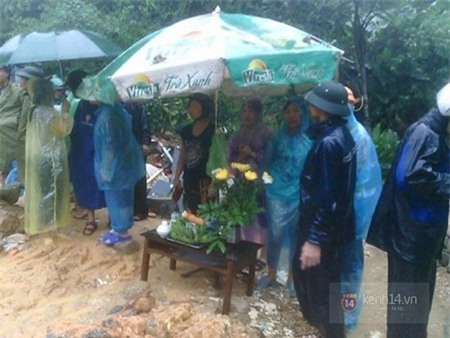 Nước mắt hòa lẫn nước mưa ở nơi sạt lở vùi lấp 9 người trong một gia đình