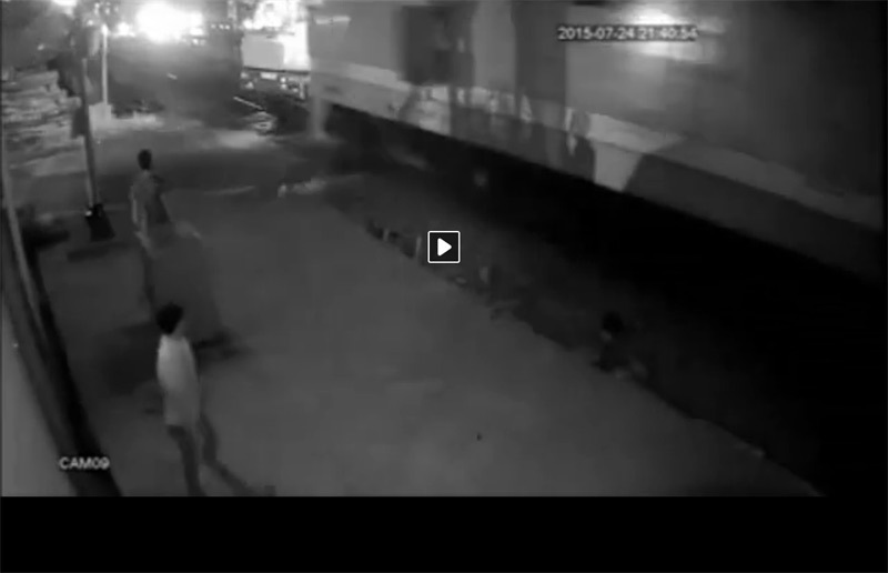 Tàu hoả đâm thẳng ôtô, lái xe thoát chết gang tấc