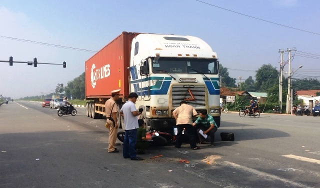 Vợ chết, chồng nguy kịch dưới bánh xe container