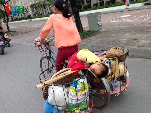 Xót xa phận đời những em nhỏ lớn lên trong nghèo khó