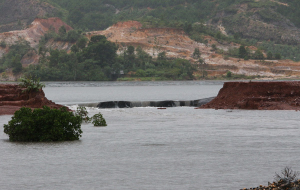 Mưa lũ gây vỡ hồ thải xỉ nhiệt điện Quảng Ninh