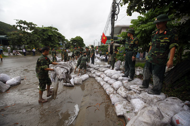 Xúc động trước hình ảnh quân dân cùng chống lũ