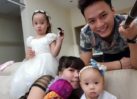 Diễn viên Hồng Đăng selfie để gắn kết gia đình