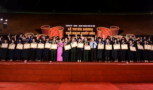 Bội thu thủ khoa, học sinh giỏi, quê hương vẫn nghèo