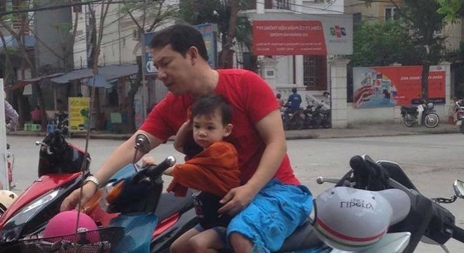 Quang Thắng chở con trai trên chiếc xe máy cũ gây chú ý