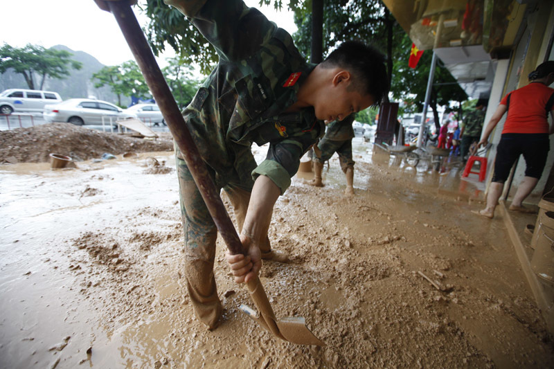 'Quả bom nước' giữa thành phố Hạ Long