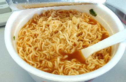 Tác hại đáng sợ của việc ăn nhiều mì tôm