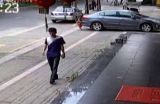 Bị xe đụng trúng, bé hai tuổi cố gắng đứng dậy