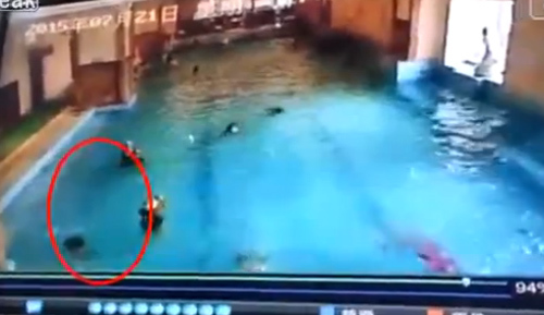 Bé trai suýt chết đuối dưới bể bơi có đông người
