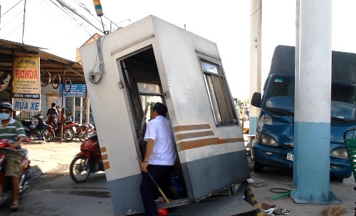 Xe tải húc đổ trạm thu phí, nhân viên bán vé suýt mất mạng