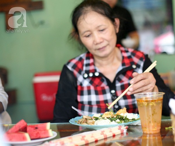 Quán cơm trưa 1.000 đồng cho dân nghèo ở Hà Nội