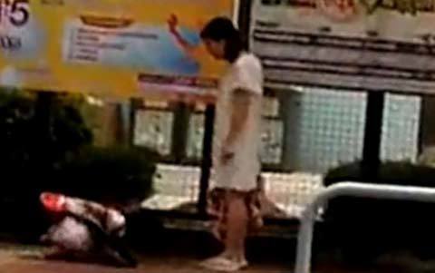 Bé 6 tuổi dập đầu lạy 'mẹ hổ'