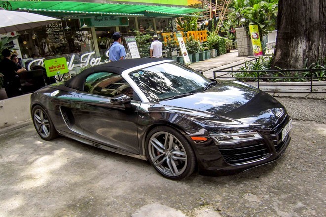 Siêu xe Audi R8 V10 mui trần biển đẹp xuất hiện ở Sài Gòn