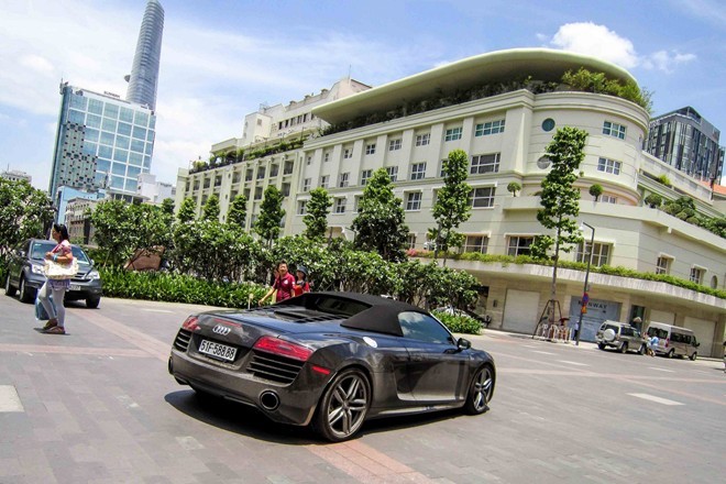 Siêu xe Audi R8 V10, mui trần, biển đẹp, Sài Gòn