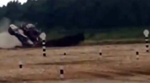 Xem xe tăng mất lái, lộn ngược