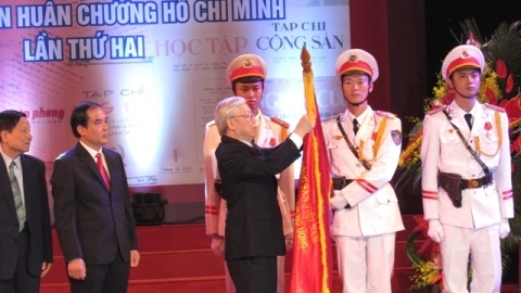 Tổng bí thư trao huân chương cho tạp chí Cộng sản