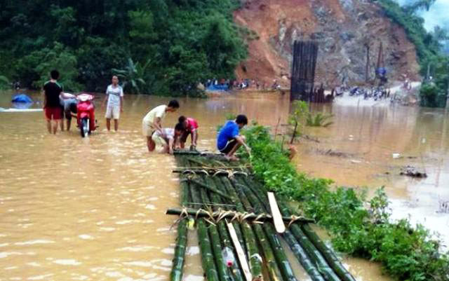 Thanh Hóa: Nước lũ ngập tới nóc hàng chục căn nhà