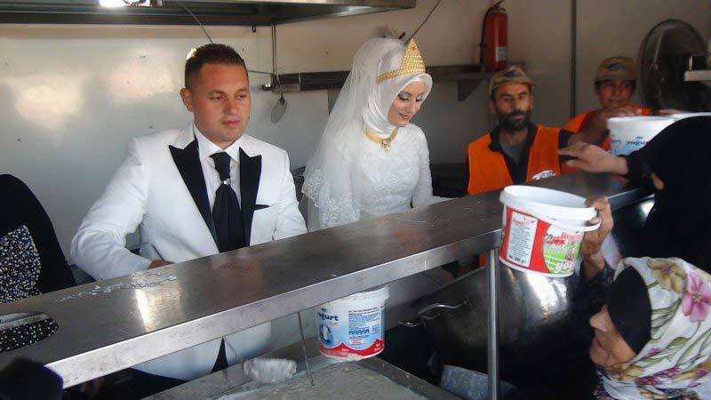 Mời 4.000 người tị nạn đến ăn cưới miễn phí