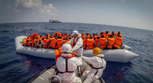 Tàu chở hàng trăm người chìm ngoài khơi Libya