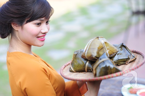 Hotgirl bánh giò đứng vườn hoa nổi tiếng nhất Hà thành